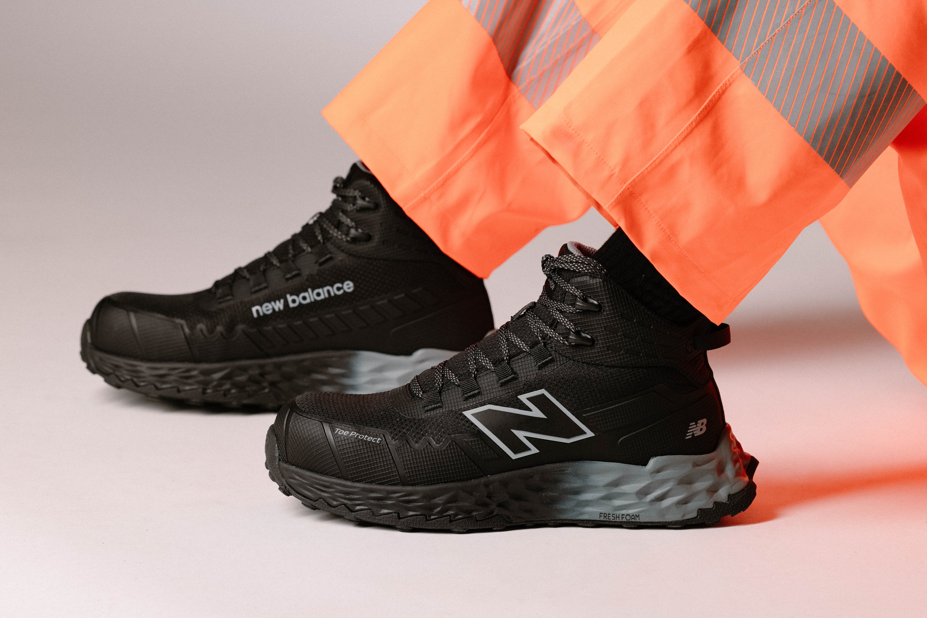 New Balance Cremorne Mid, S3 Sicherheitsstiefel ESD HRO FO, schwarz / grau, Weite 2E, EN ISO 20345